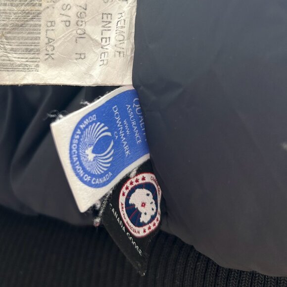 Chilliwack Bomber 2015 lightly used, fur hood (S) - Picture 7 of 7